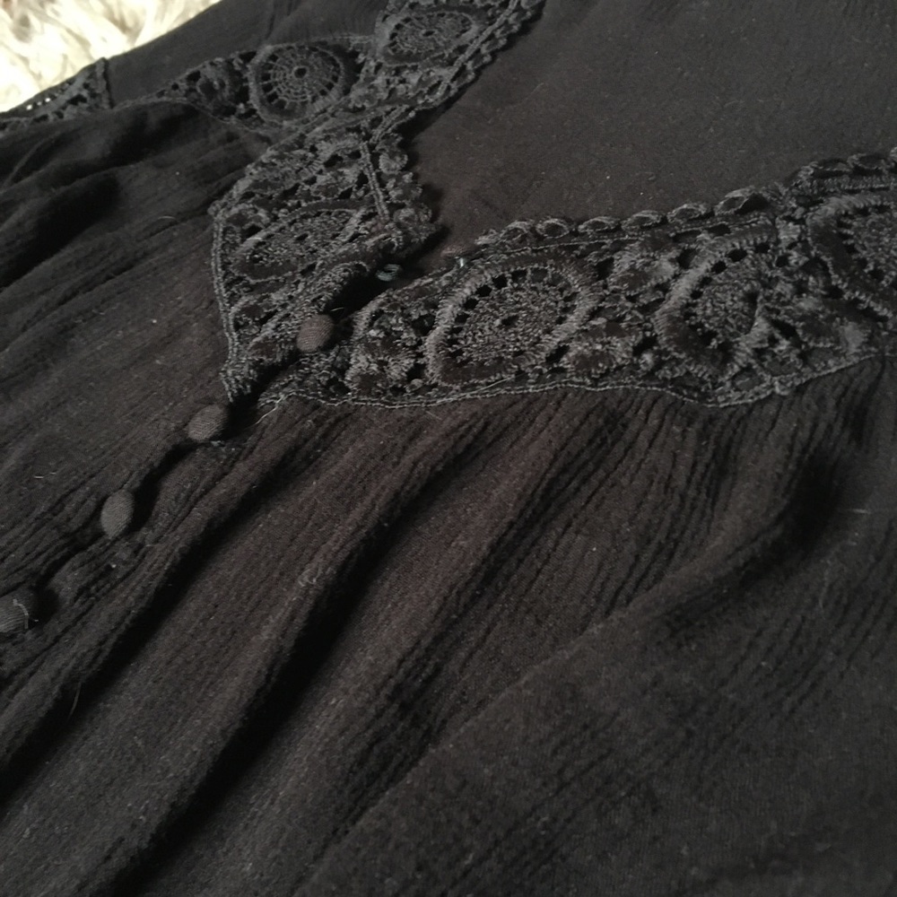 Belle sleeve black button front top 🖤 - Picture 2 of 8